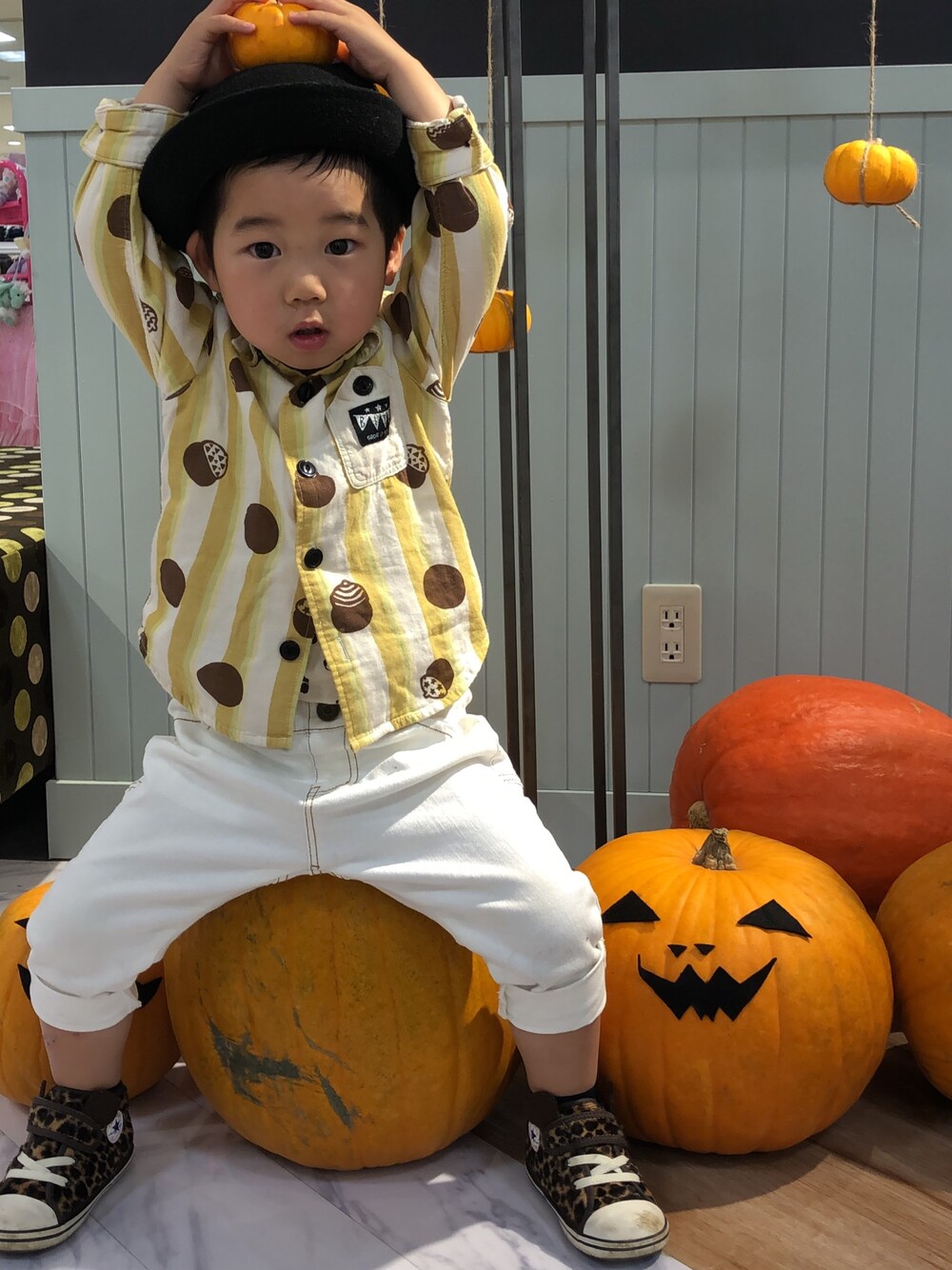 「秋コーデ、カジュアル、kids、2歳、どんぐり、白パンツ、キッズコーデ、キッズファッション、キッズコーディネート、男の子コーデ」｜「BIT'Zのアイテム（シャツ/ブラウス、ベージュ系）」を使った、asahi_sunさん（キッズ・90cm）の秋コーディネートの1枚目の写真