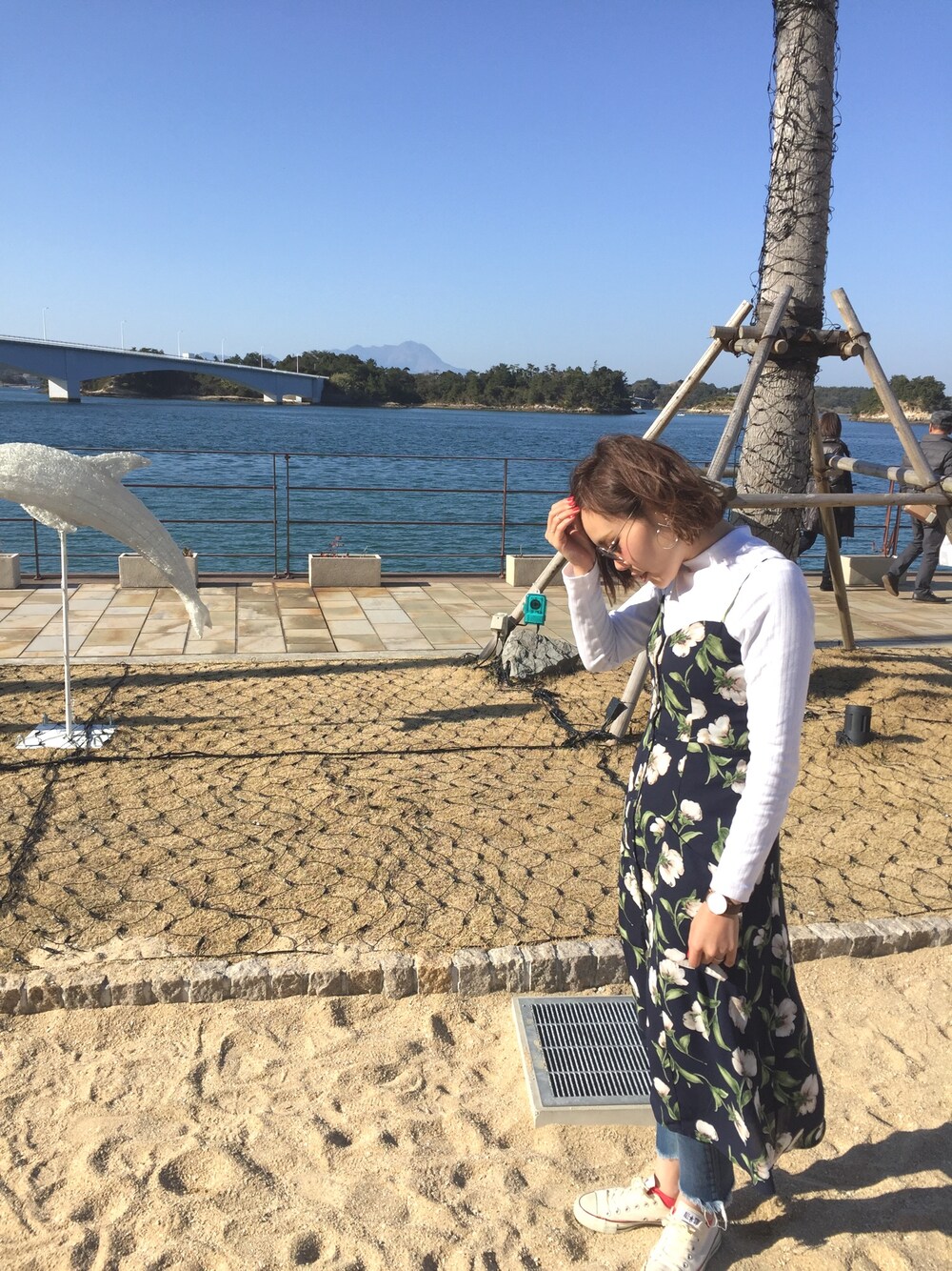 「ママコーデ、ママファッション、TODAYFUL、Ungrid、スニーカー」｜「TODAYFULのフラワープリントワンピース（ワンピース、ブルー系）」を使った、ゆみもんすさん（レディース・163cm）の冬コーディネートの1枚目の写真