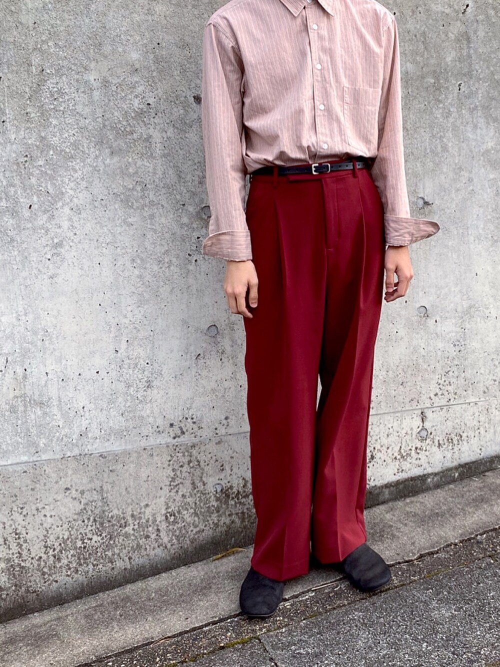 ピンク系のシャツ/ブラウス、レッド系のスラックス、ブラック系のその他シューズを着用したメンズの春コーディネートの1枚目の写真