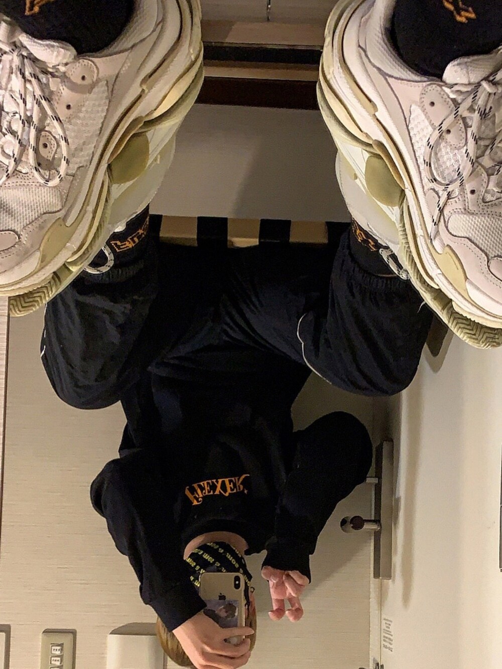 「FLEXHOODJP、BALENCIAGA、NIKE、NikeSB、FR2、atmos、　、triples」｜「NIKE SBのNIKE SB　SW トラックパンツ（その他パンツ、ブラック系）」を使った、ひろとさん（メンズ・165cm）の秋コーディネートの1枚目の写真