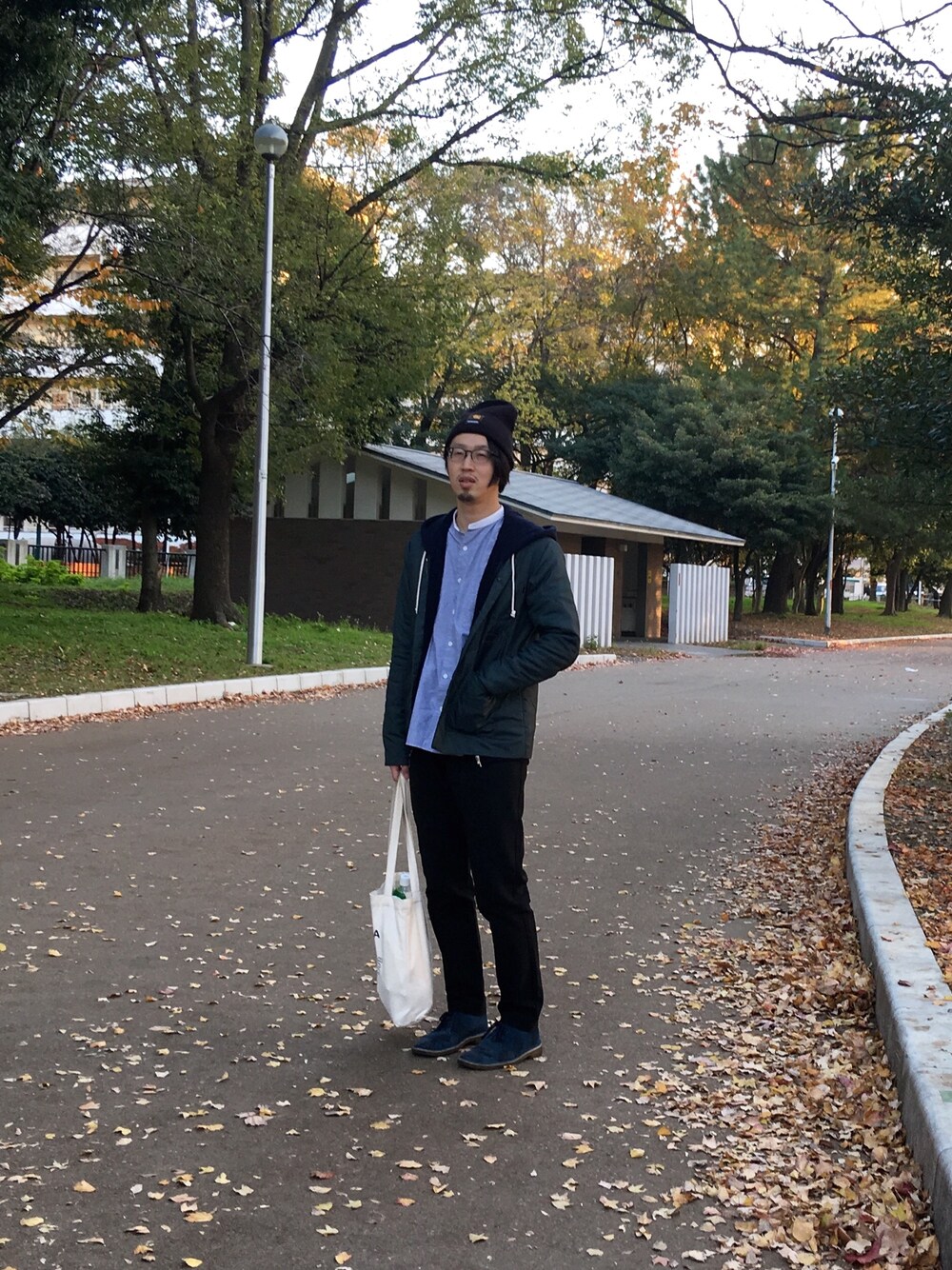 「公園、ニット帽、トートバッグ、Soulland、シンプル、大阪、PATRIK ERVELL」｜「Soullandのアイテム（その他パンツ、ブラック系）」を使った、ヒラヤマ(Team Double)さん（メンズ・173cm）の冬コーディネートの1枚目の写真