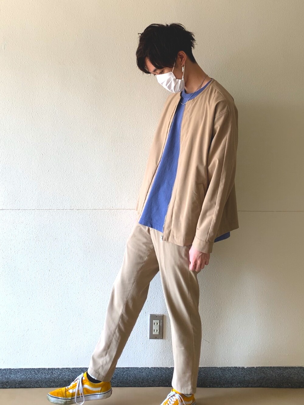 ベージュ系のノーカラージャケット、ブルー系のTシャツ/カットソー、ベージュ系のスラックスを着用したメンズの春コーディネートの1枚目の写真