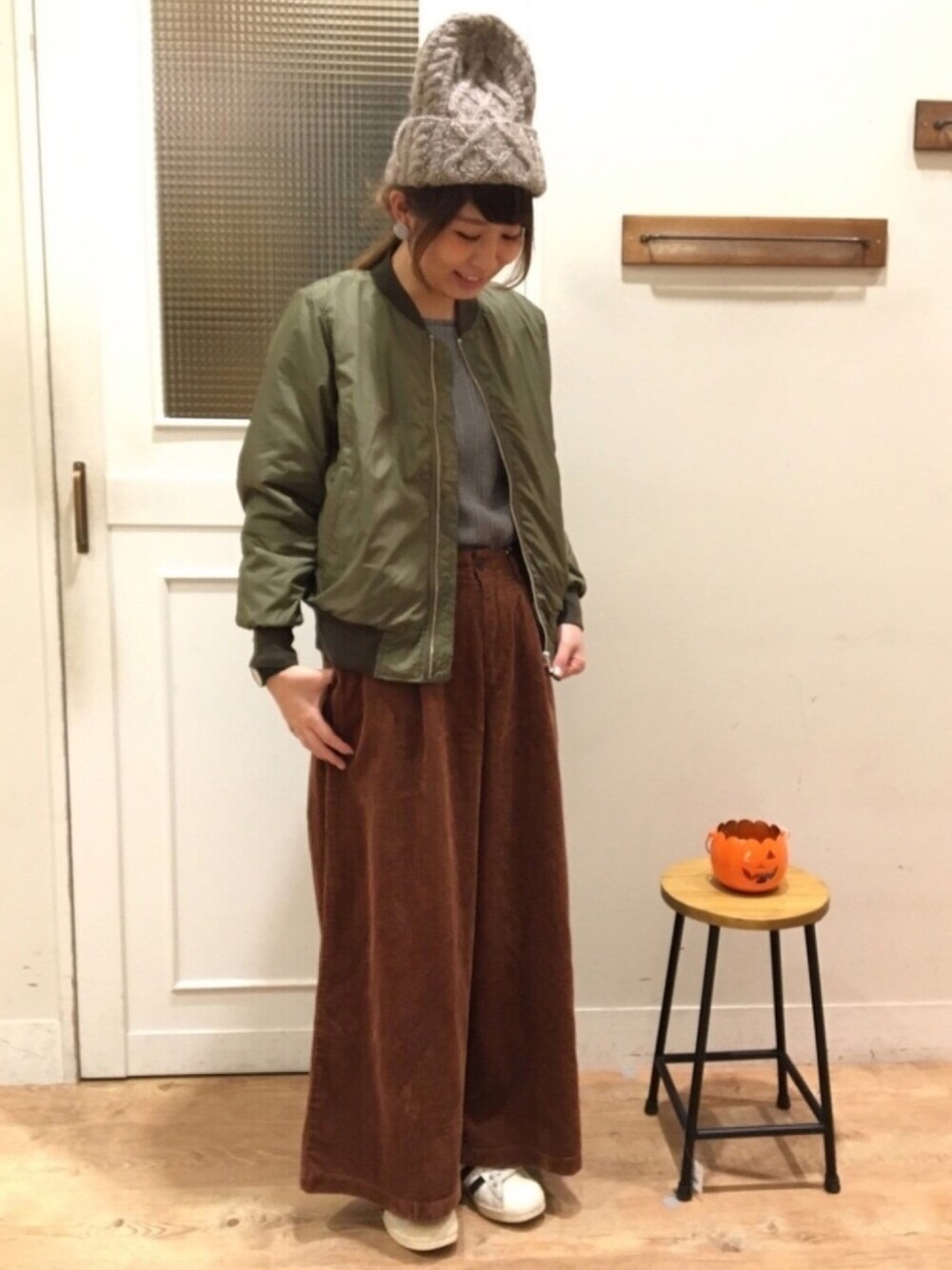 グリーン系のMA-1、ブラウン系のその他パンツ、グレー系のトップスを着用したレディースの秋コーディネートの1枚目の写真