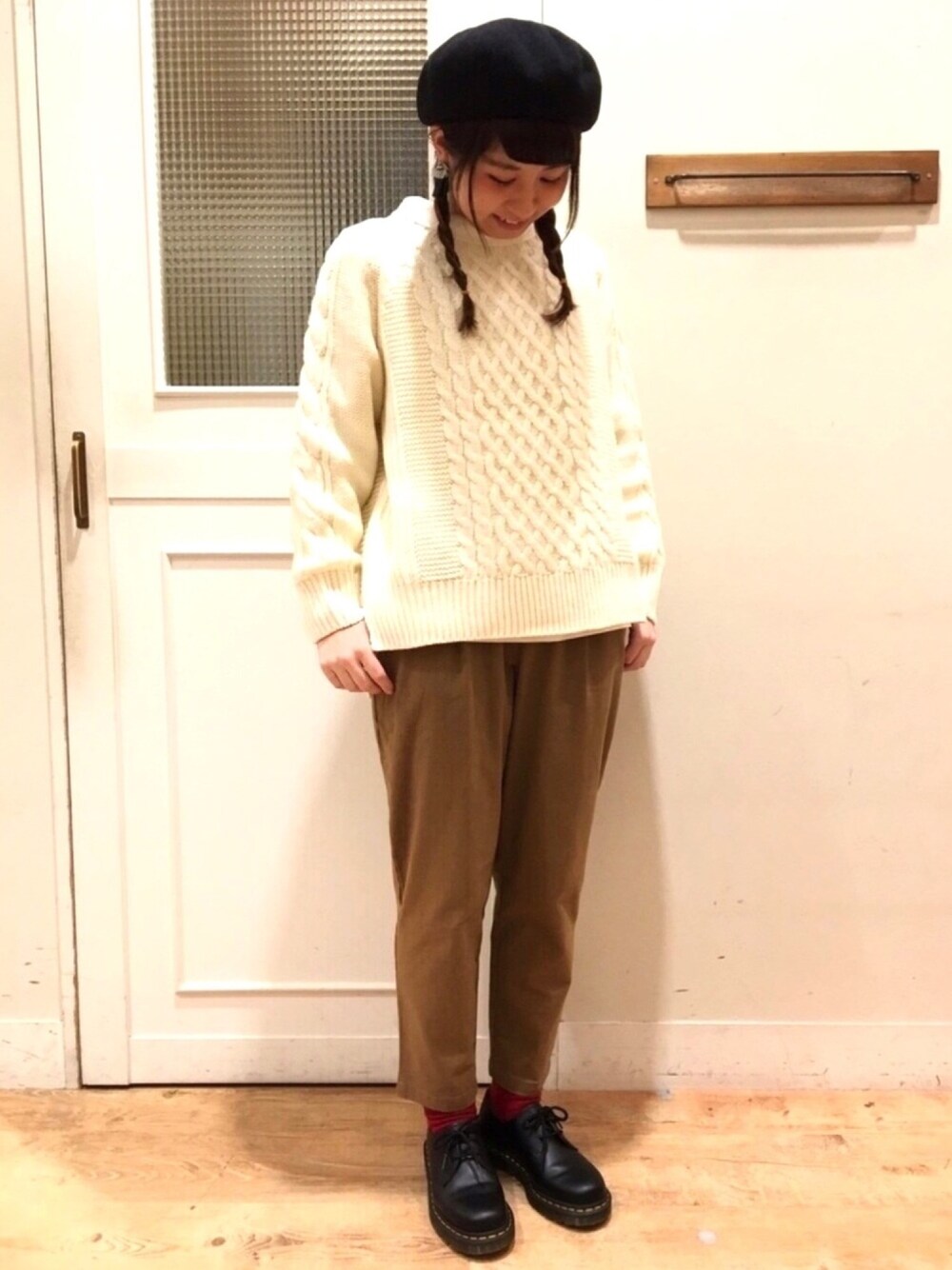 ベージュ系のニット/セーター、ホワイト系のトップス、ベージュ系のその他パンツを着用したレディースの冬コーディネートの1枚目の写真