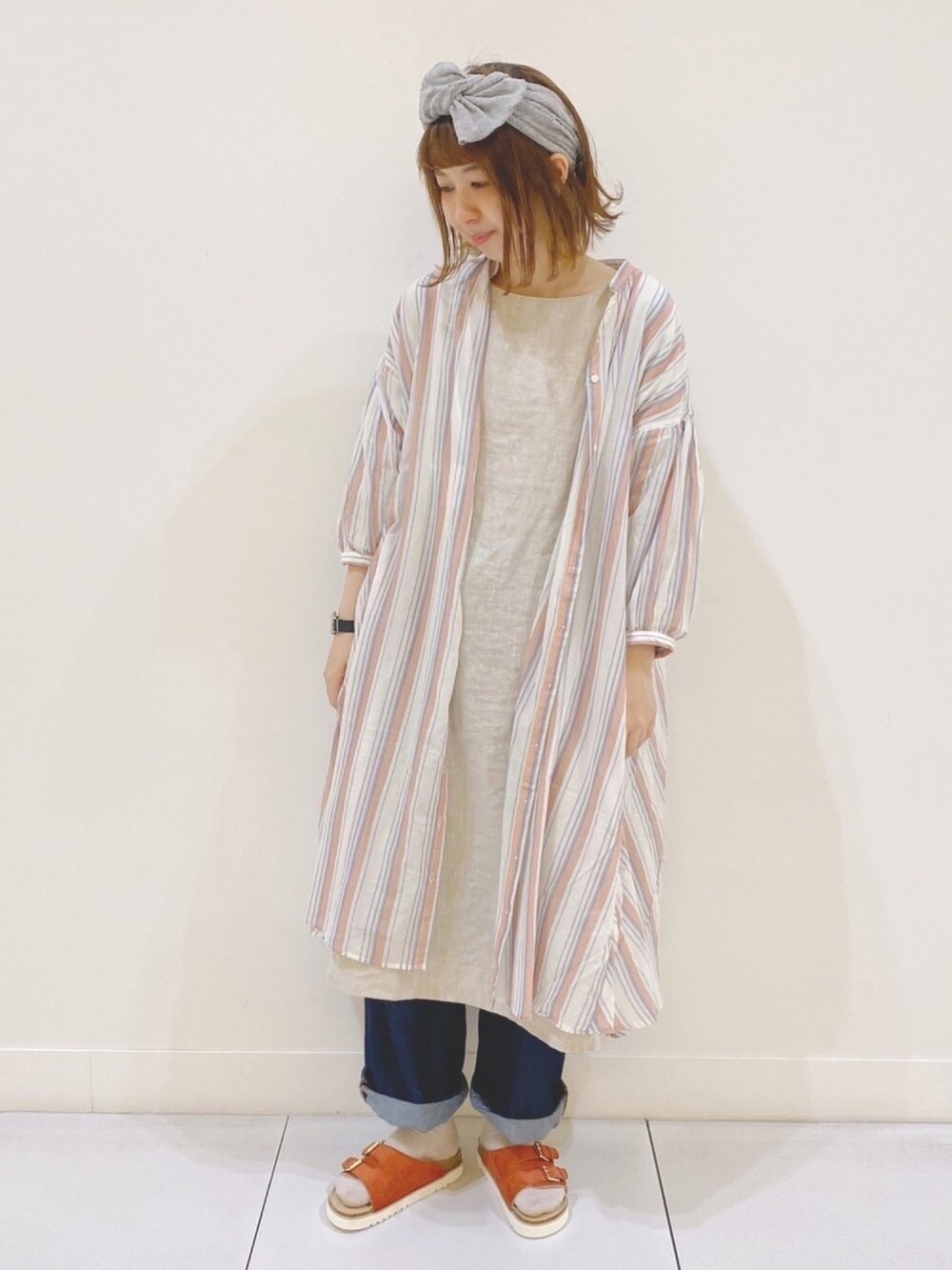 「studio clip、ワンピース、デニムパンツ、ストライプワンピース、リネンワンピース、ヘアバンド、ベルトサンダル、大人カジュアル、春コーデ、ナチュラル」｜「studio CLIPのフレンチリネンロングスリーブワンピース（ワンピース、ホワイト系）」を使った、さ く ら さん（レディース・163cm）の春コーディネートの1枚目の写真