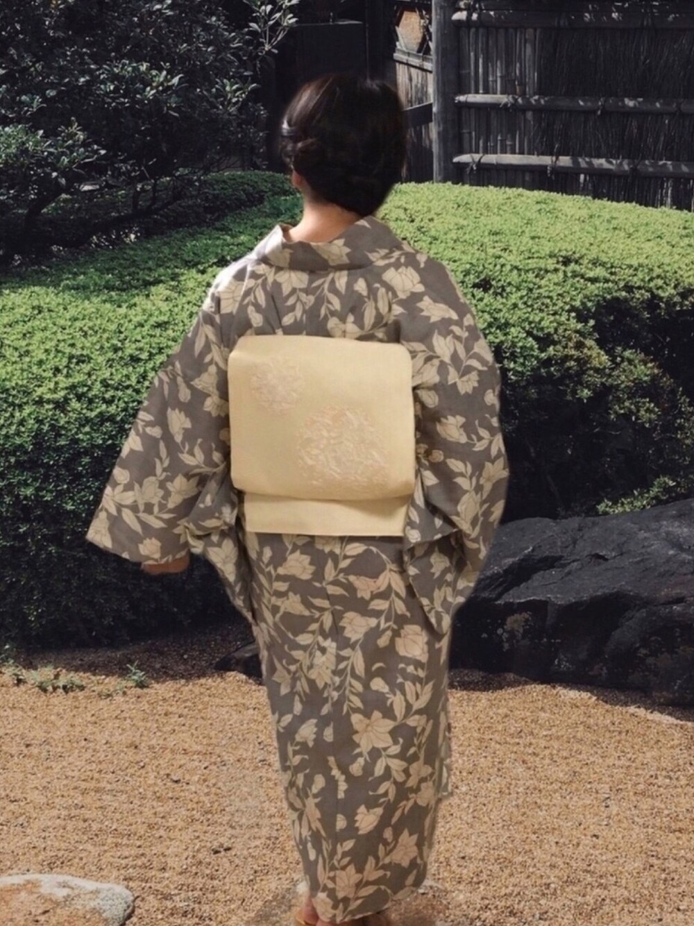 グレー系の浴衣、ベージュ系の和装小物、グレー系の浴衣を着用したレディースの夏コーディネートの1枚目の写真