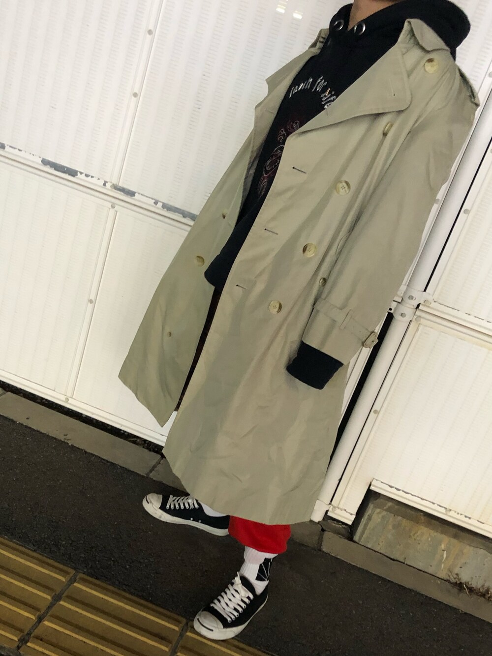 「おしゃれさんと繋がりたい、冬、きれいめカジュアル、ストリート、モード、古着、トレンチコート、ベージュ、パーカー、スニーカー」｜「Faithのアイテム（パーカー、ブラック系）」を使った、寝起き悪いさん（メンズ・170cm）の冬コーディネートの1枚目の写真