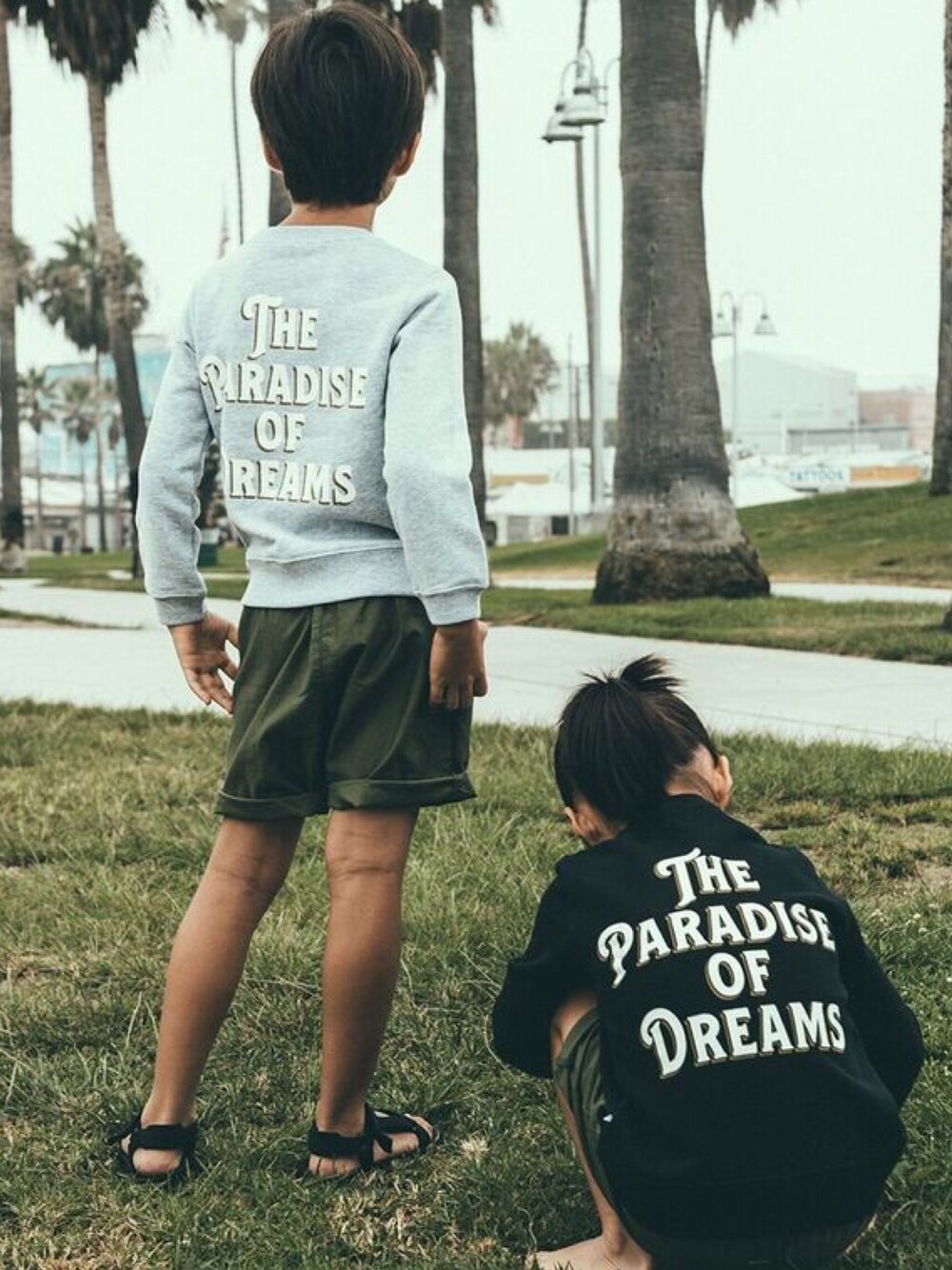 グレー系のスウェット、ブラック系のスウェットを着用したキッズの秋コーディネートの1枚目の写真