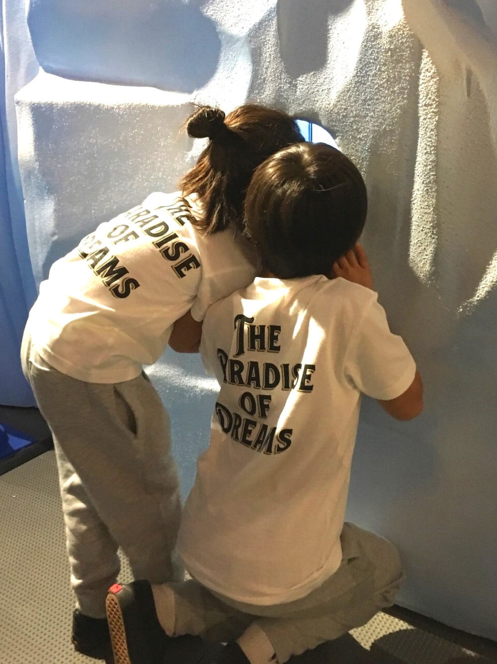 ホワイト系のTシャツ/カットソー、ホワイト系のTシャツ/カットソー、グレー系のその他パンツを着用したキッズの春コーディネートの1枚目の写真