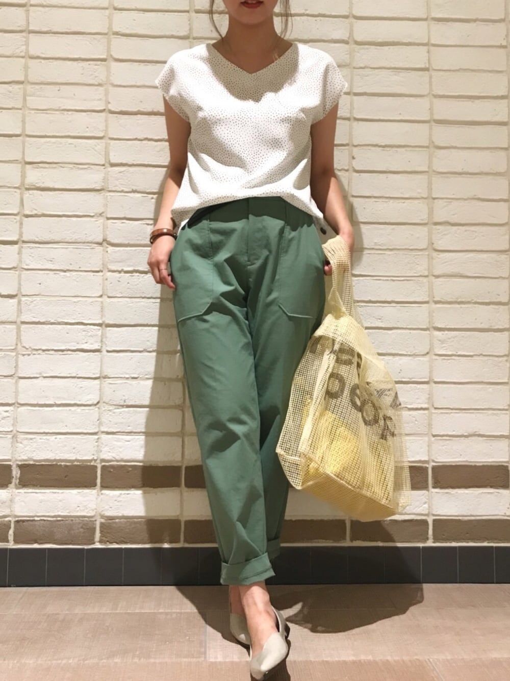 ホワイト系のシャツ/ブラウス、グリーン系のその他パンツ、イエロー系のトートバッグを着用したレディースの夏コーディネートの1枚目の写真