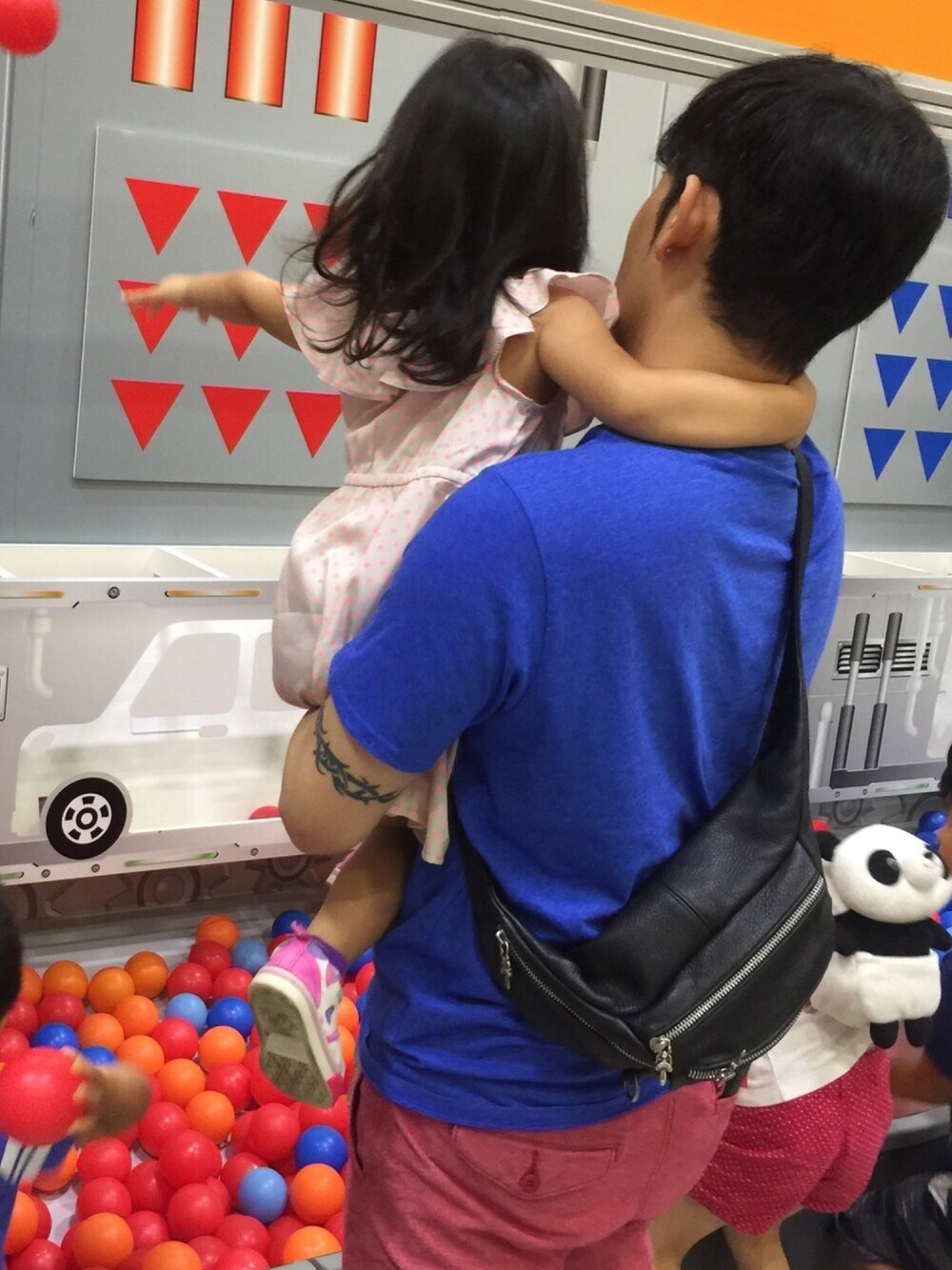 「おしゃれさんと繋がりたい、夏、バックパック、クロムハーツ、リーバイス、休日スタイル、カジュアル、カジュアルコーデ、おやこーで。、デート」｜「H&Mのアイテム（Tシャツ/カットソー、ブルー系）」を使った、☀︎Yonasan  さん（メンズ・167cm）の秋コーディネートの1枚目の写真