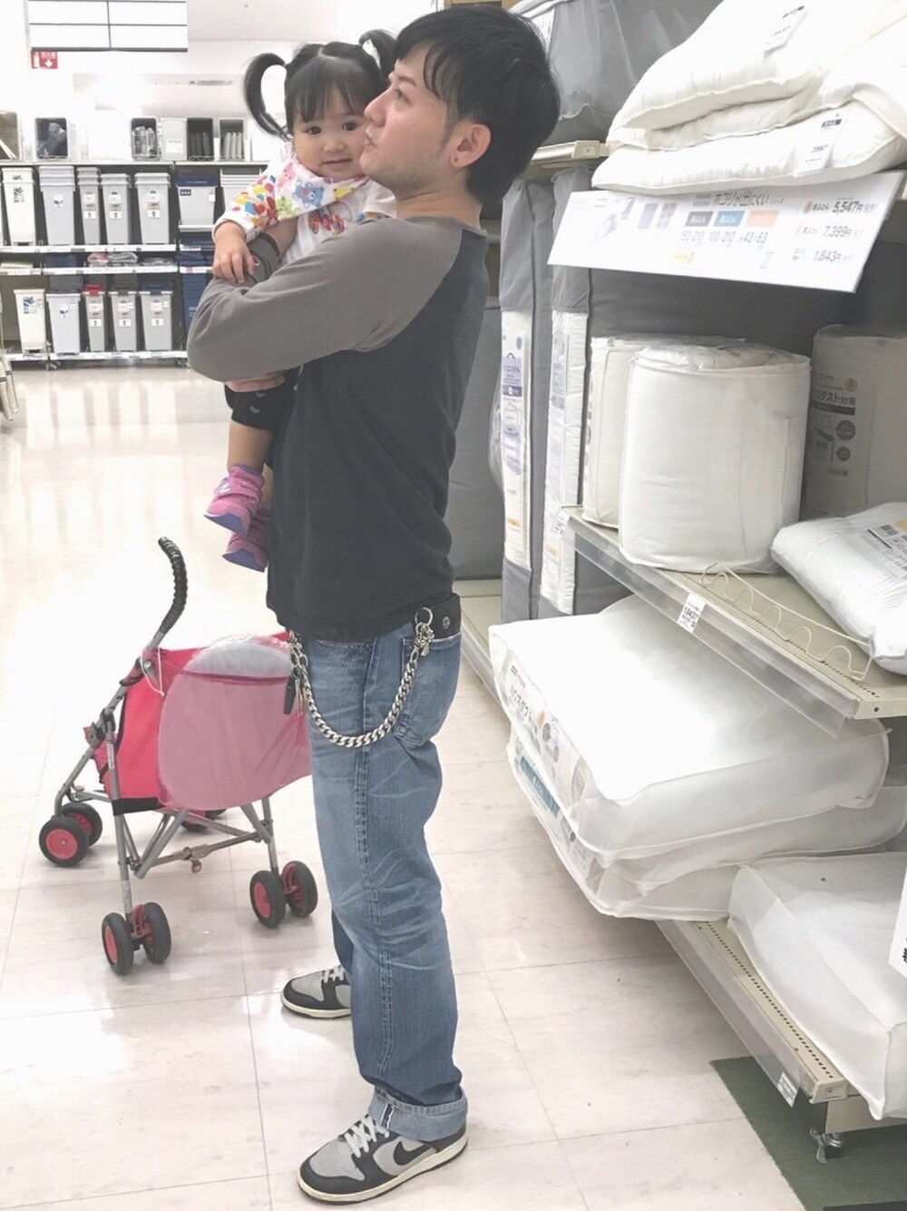 「おやこーで。、休日スタイル、買い物、秋のコーデ、クロムハーツ、ナイキ、ナイキスニーカー、チャンピオン、ロンティー、ニューバランス」｜「Championのアイテム（Tシャツ/カットソー、ブラック系）」を使った、☀︎Yonasan  さん（メンズ・167cm）の秋コーディネートの1枚目の写真