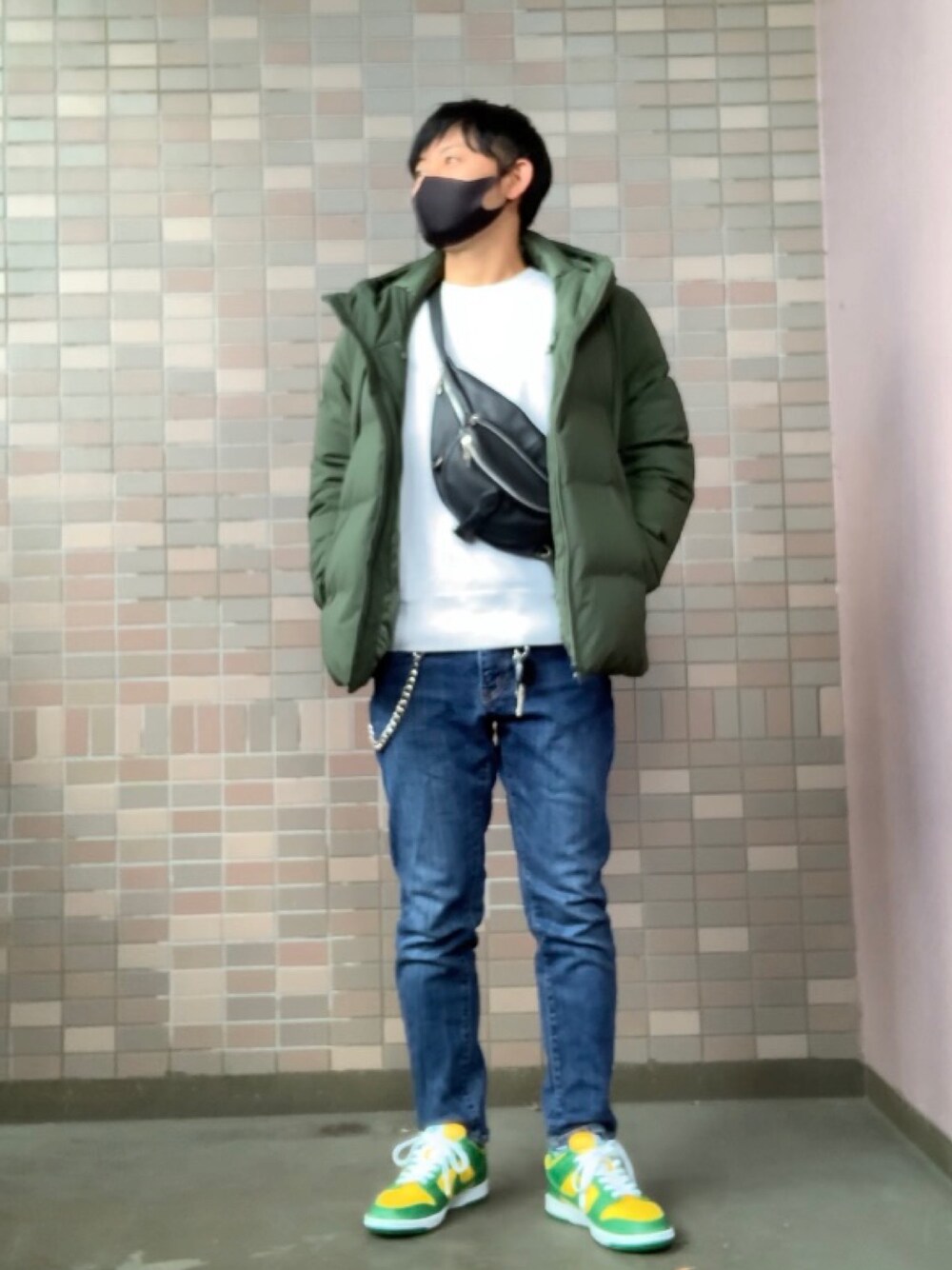 「クロムハーツ、zozoデニム、NIKE、ナイキスニーカー、スニーカー、スウェット、UNIQLO、ダウンジャケット、ラフ、ウォレットチェーン」｜「CHROME HEARTSのスナットパック（ボディバッグ/ウエストポーチ、ブラック系）」を使った、☀︎Yonasan  さん（メンズ・167cm）の冬コーディネートの1枚目の写真