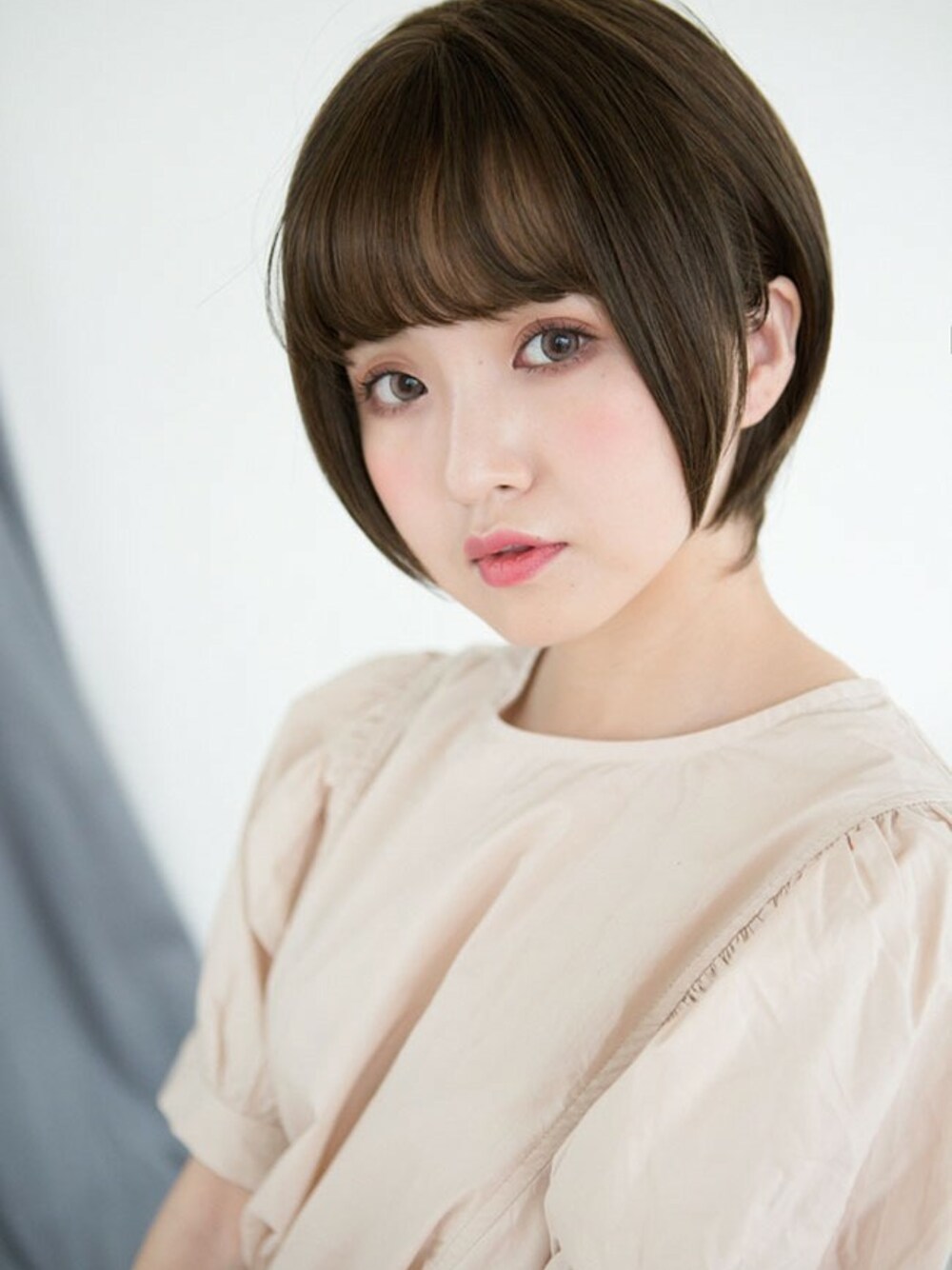 ブラウン系のウィッグを着用したレディースの冬コーディネートの1枚目の写真