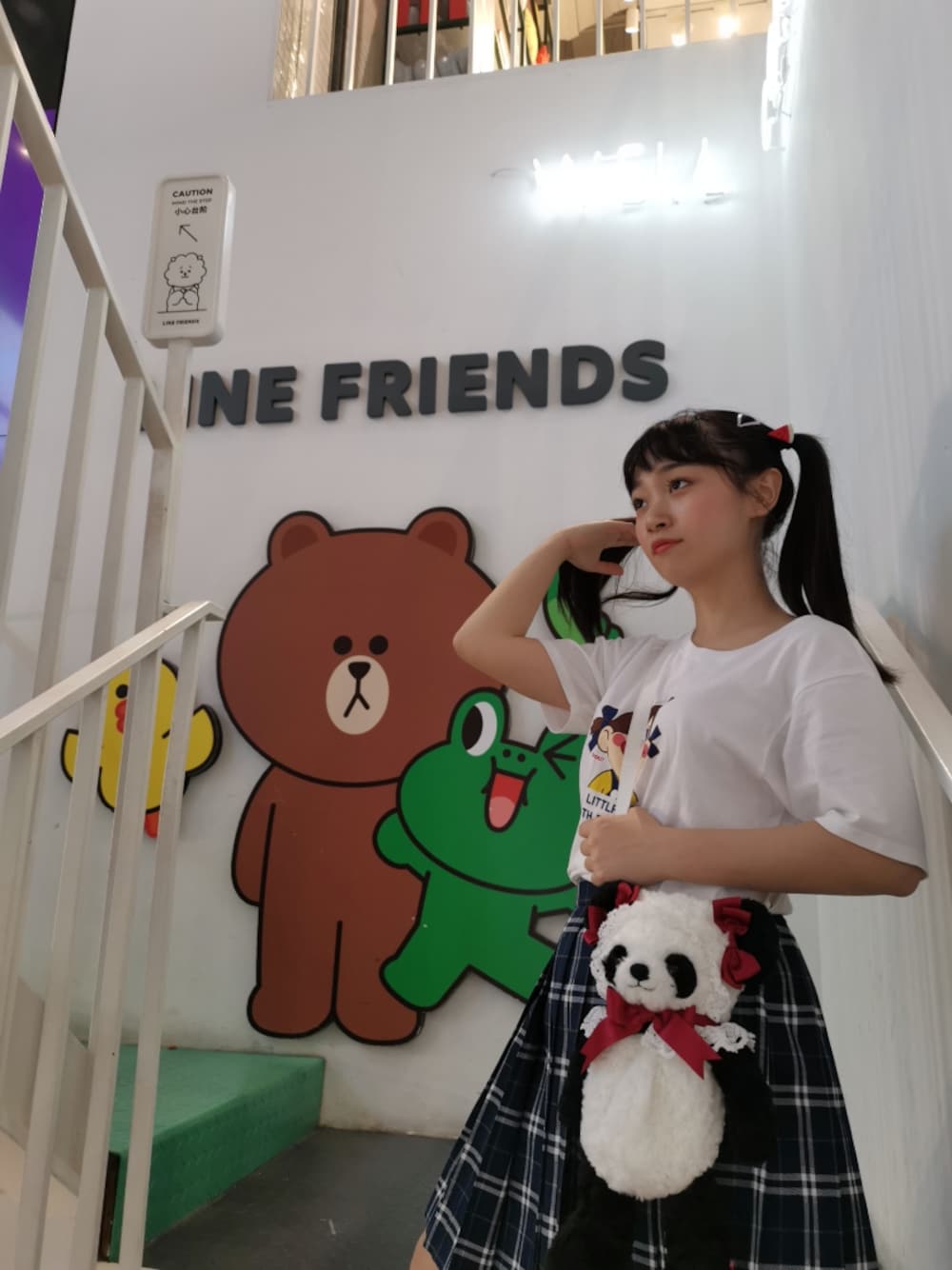 ホワイト系のTシャツ/カットソー、ブルー系のスカート、ブラック系のショルダーバッグを着用したレディースの夏コーディネートの1枚目の写真