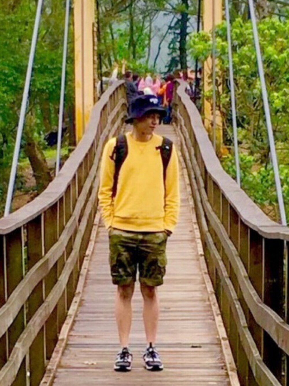 「ootd、hat、streetstyle、sneakers、NIKE、Nike air huarache、GU、yellow、army」｜「GAPのアイテム（スーツジャケット、ゴールド系）」を使った、TonyHsuさん（メンズ・176cm）の夏コーディネートの1枚目の写真