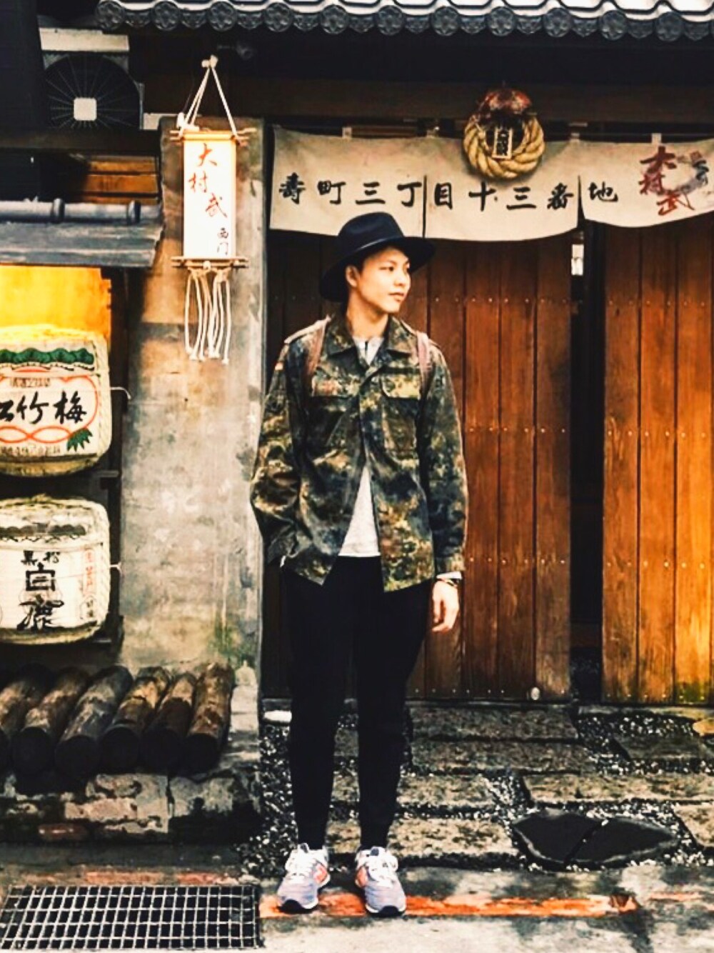「ootd、hat、black、army jacket、vintage、古着、streetstyle、sneakers」｜「VINTAGEのアイテム（スーツスカート、その他）」を使った、TonyHsuさん（メンズ・177cm）の春コーディネートの1枚目の写真