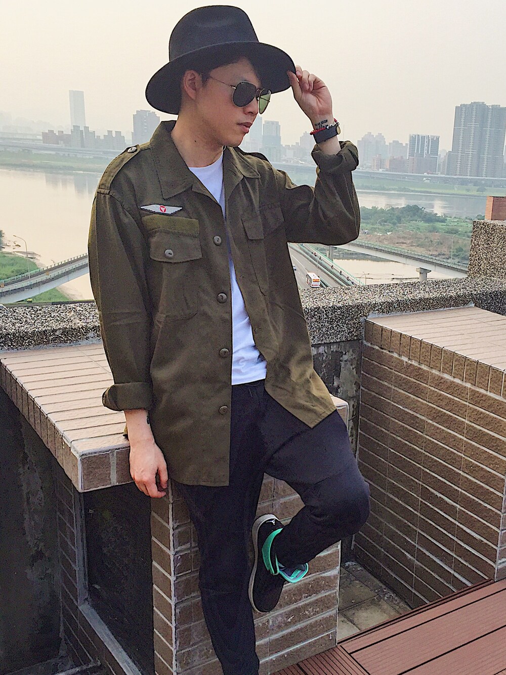 「ootd、summer、hat、streetstyle、sneakers、sport style、CAP、ray ban、vintage、古着」｜「VINTAGEのアイテム（スーツスカート、ゴールド系）」を使った、TonyHsuさん（メンズ・177cm）の春コーディネートの1枚目の写真