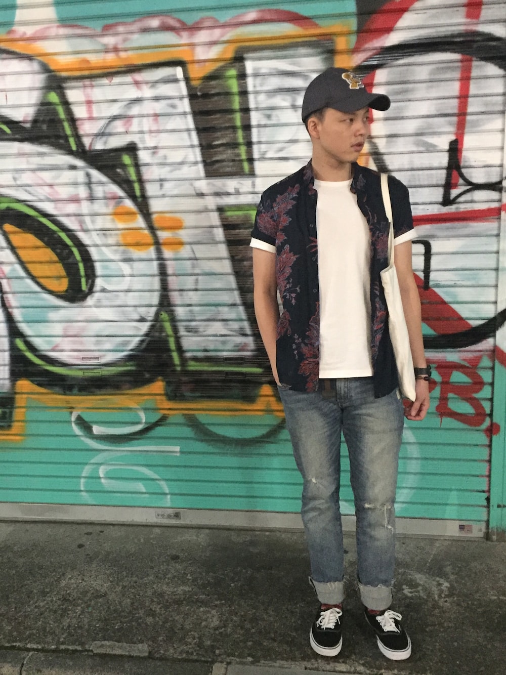 「summer、VINTAGE、boy、sporty、beach、Boyfriend Jeans、VANS AUTHENTIC、VANS、adidas、NBA」｜「adidasのアイテム（キャップ、グレー系）」を使った、TonyHsuさん（メンズ・178cm）の秋コーディネートの1枚目の写真