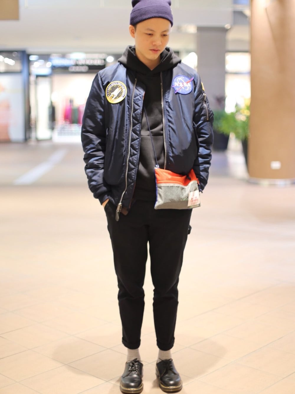 「adidas、alphaindustries、NIKE、niko and ...、plain-me、Dr.Martens、street、streetstyle」｜「Dr. Martensのアイテム（スニーカー、ブラック系）」を使った、TonyHsuさん（メンズ・178cm）の冬コーディネートの1枚目の写真