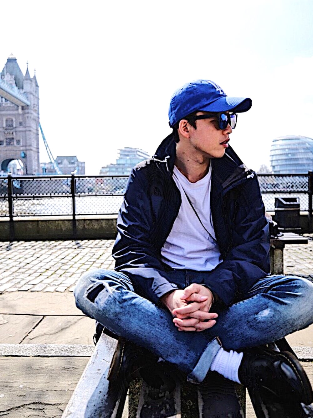 「summer、GAP、supreme、ZARA、Dr.Martens、white、Cooperstown Ball Cap、ray ban、THE NORTH FACE」｜「Cooperstown Ball Capのアイテム（キャップ、ブルー系）」を使った、TonyHsuさん（メンズ・178cm）の夏コーディネートの1枚目の写真