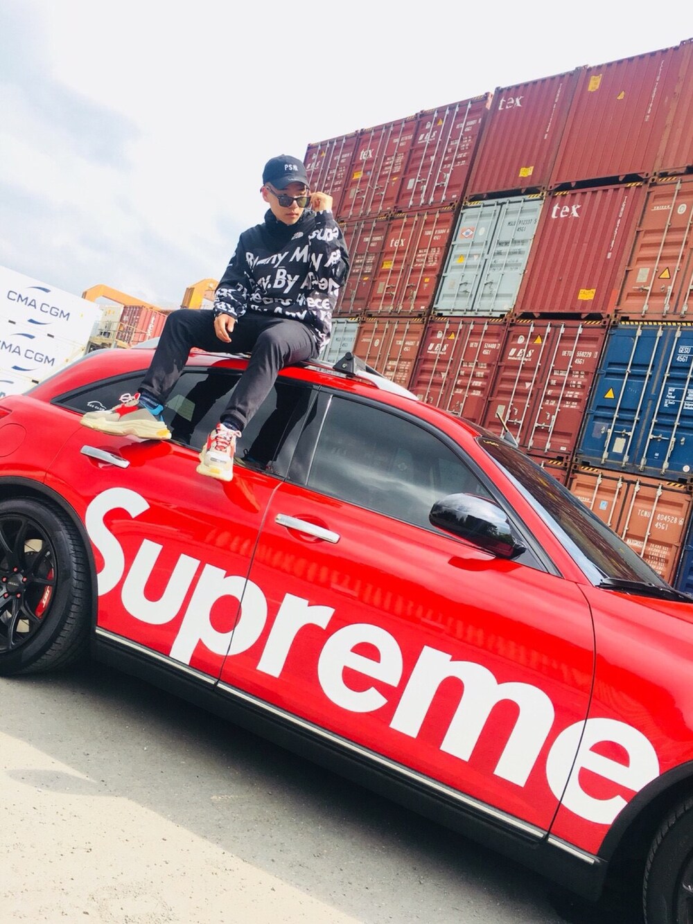 「supreme、THE NORTH FACE、PSNY、plain-me、BALENCIAGA、ray ban、streetstyle、car」｜「PSNY x New Eraのアイテム（キャップ、ブラック系）」を使った、TonyHsuさん（メンズ・178cm）の夏コーディネートの1枚目の写真