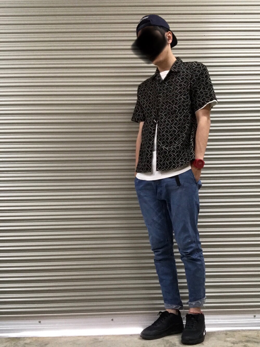 「春、シンプルコーデ、シャツ、キャップ、柄シャツ、ブラック、デニムパンツ、スニーカー、アディダス、赤」｜「CIAOPANICのアイテム（シャツ/ブラウス、ブラック系）」を使った、MINO   YAMAさん（メンズ・182cm）の春コーディネートの1枚目の写真