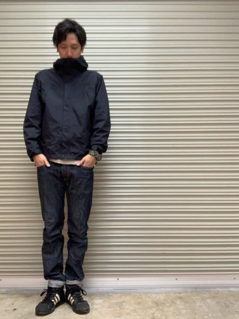 「やっぱりストリートが好き、秋コーデ、大人カジュアル、シンプルコーデ、デニム、スニーカー、adidas、マウンテンパーカー、ブラック」｜「THE NORTH FACEのアイテム（マウンテンパーカー、ブラック系）」を使った、MINO   YAMAさん（メンズ・182cm）の秋コーディネートの1枚目の写真