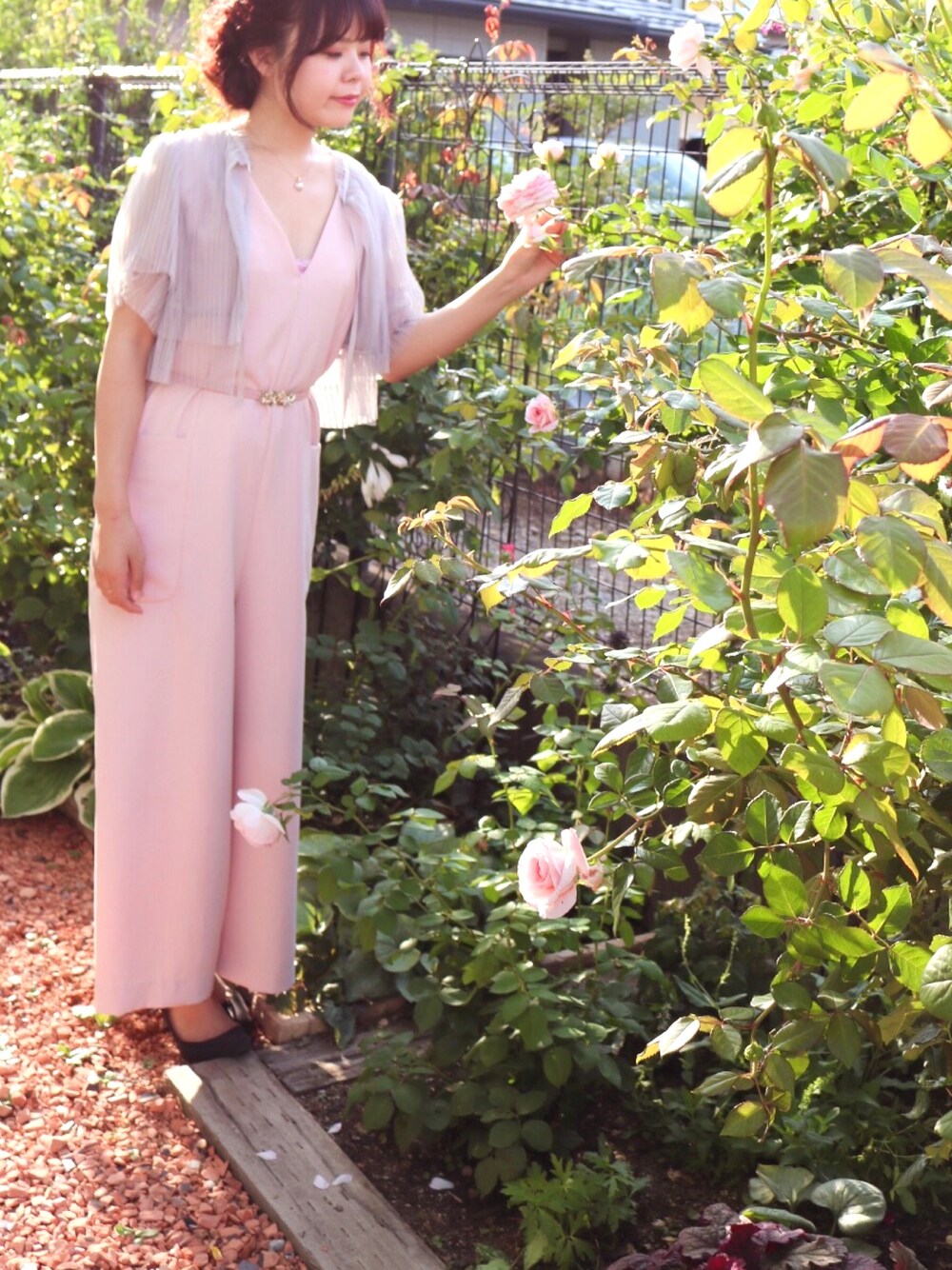 「結婚式、結婚式二次会スタイル、サロペット、オールインワン、結婚式コーデ、お呼ばれスタイル、ピンク×グレー、FURFUR(FURFUR)、furfur、Odette e Odile」｜「FURFURのFUR FUR ランダムラインオーバーオール（サロペット/オーバーオール、ピンク系）」を使った、naoさん（レディース・158cm）の秋コーディネートの1枚目の写真
