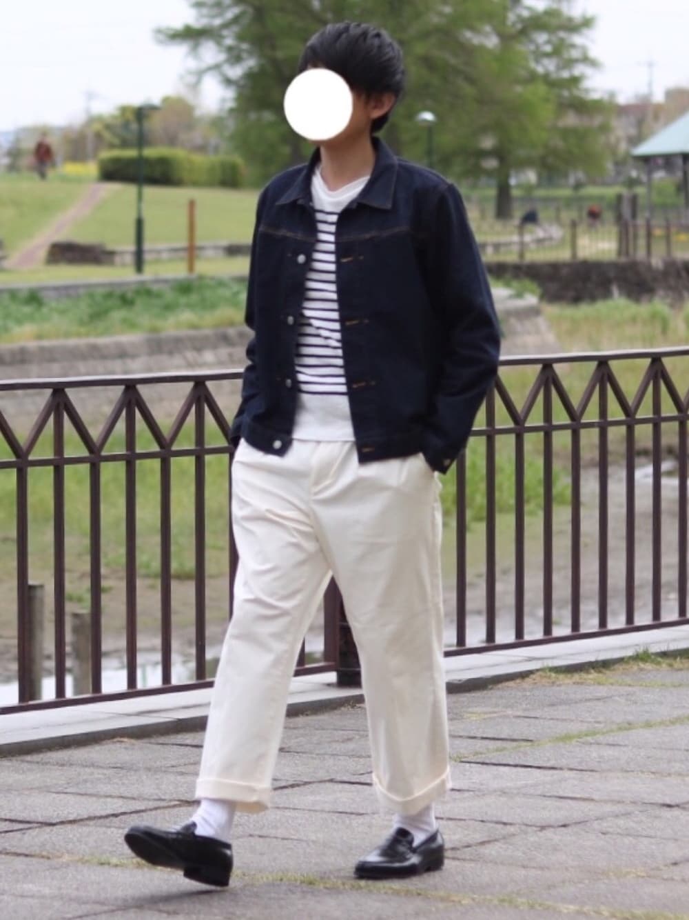 「春、ヨーロピアンカジュアル、デニムジャケット、ボーダー、ボーダートップス、オフホワイト、ホワイトパンツ、ワイドパンツ、ロールアップ、ローファー」｜「無印良品のアイテム（デニムジャケット、ブルー系）」を使った、howellさん（メンズ・175cm）の春コーディネートの1枚目の写真