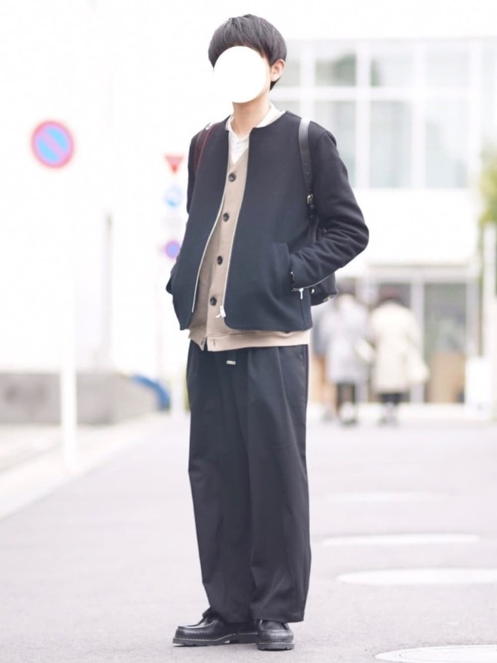 「春、はるコーデ、きれいめカジュアル、キレイめ、ノーカラージャケット、ノーカラーシャツ、カーディガン、ワイドパンツ、バックパック、SLICK」｜「UNITED TOKYOのメリノメルトンノーカラーブルゾン（ブルゾン、ブラック系）」を使った、howellさん（メンズ・175cm）の春コーディネートの1枚目の写真