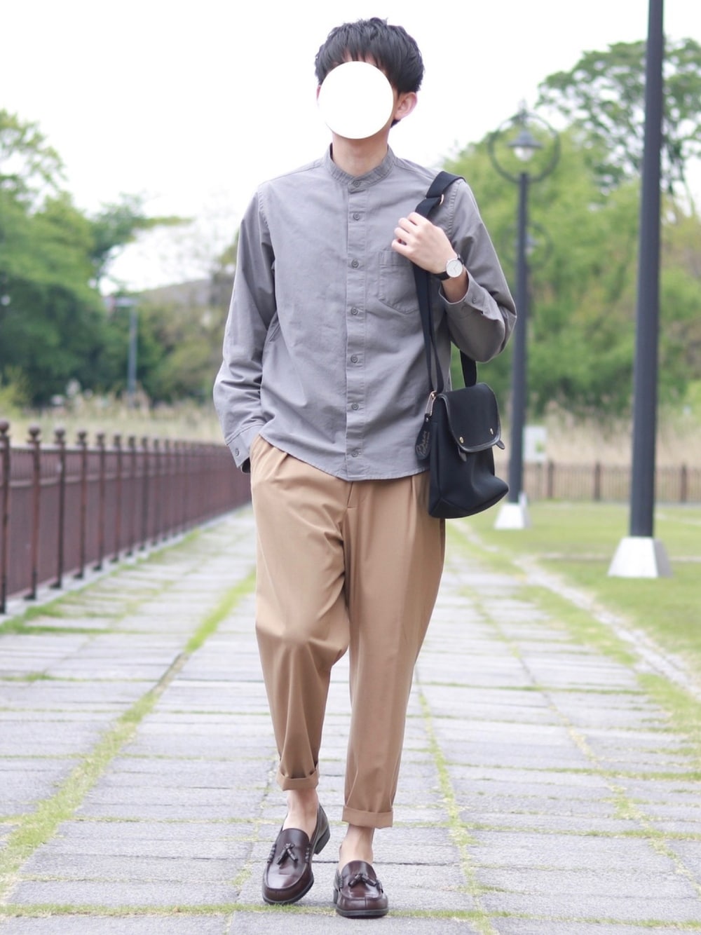 グレー系のシャツ/ブラウス、ベージュ系のその他パンツ、ブラック系のショルダーバッグを着用したメンズの春コーディネートの1枚目の写真