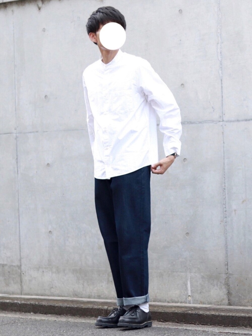 ホワイト系のシャツ/ブラウス、ブルー系のデニムパンツ、ブラック系のブーツを着用したメンズの秋コーディネートの1枚目の写真