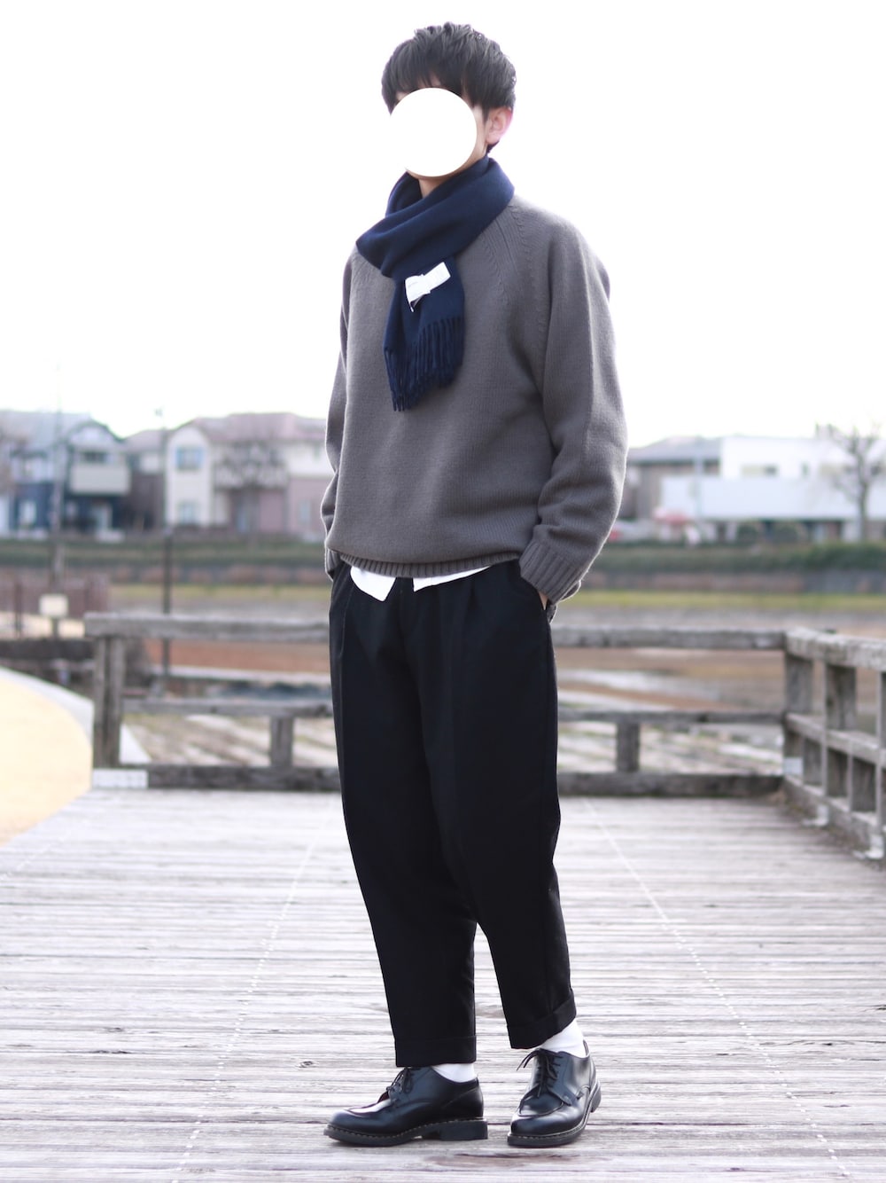 「シンプルコーデ、レイヤードスタイル、オトナカジュアル、春コーデ、ラフ、モノトーン、ニット、スラックス、マフラー」｜「THE INOUE BROTHERSの【THE INOUE BROTHERS/イノウエブラザーズ】ベビーアルパカマフラー（マフラー、ブルー系）」を使った、howellさん（メンズ・175cm）の冬コーディネートの1枚目の写真