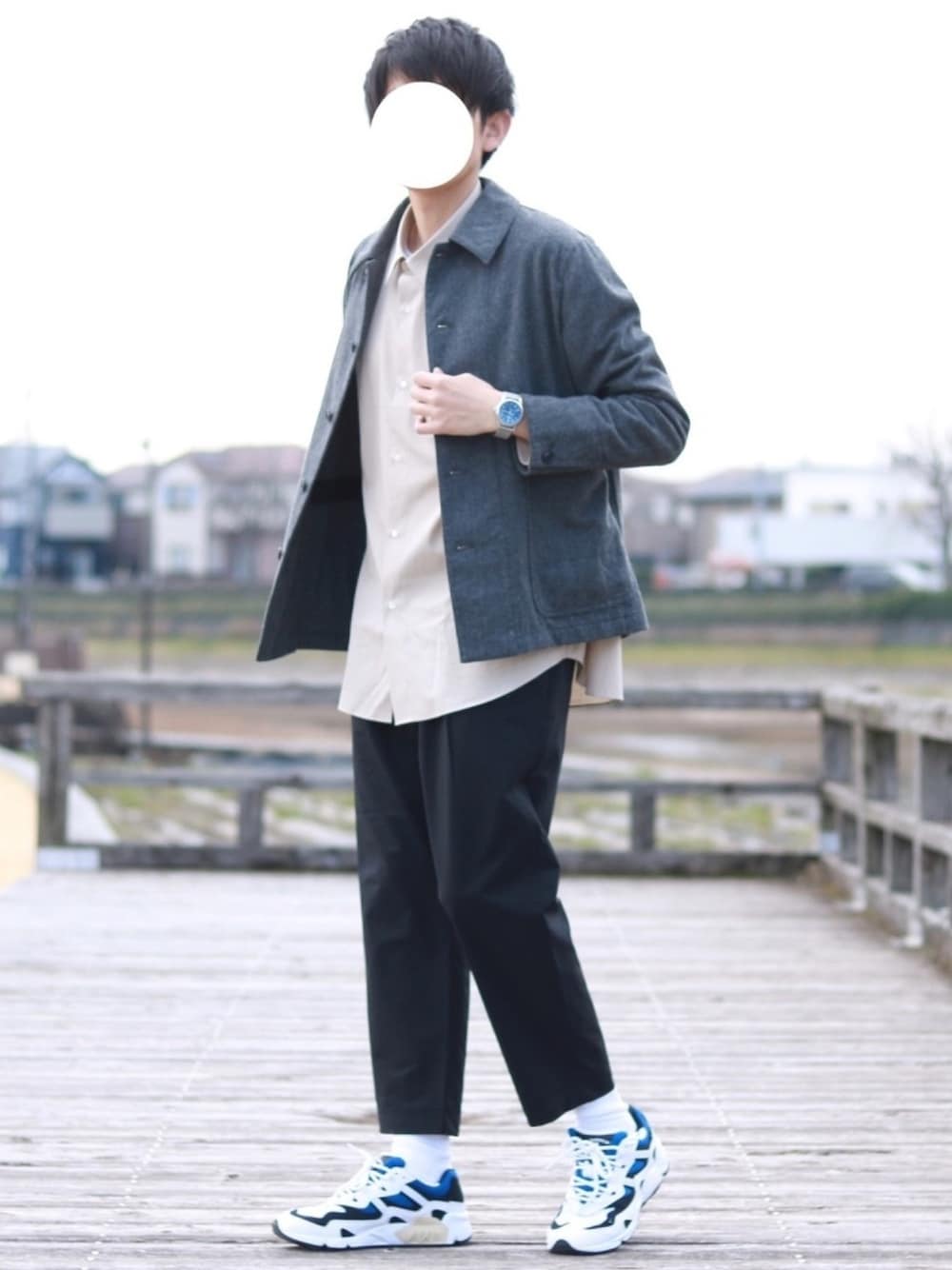 「春コーデ、きれいめカジュアル、オトナカジュアル、カバーオール、シャツ、ベージュ、モノトーン、ｏｒｏｂｉａｎｃｏ、オロビアンコ」｜「UNITED ARROWSのUAST フラノ カバーオール（カバーオール、グレー系）」を使った、howellさん（メンズ・175cm）の春コーディネートの1枚目の写真