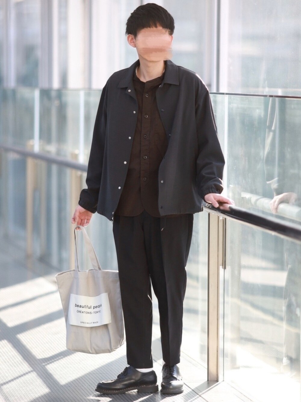 「春コーデ、きれいめカジュアル、ダークトーンコーデ、コーチジャケット、ノーカラーシャツ、テーパードパンツ、トートバッグ、beautiful people、革靴」｜「URBAN RESEARCHのPE 4WAY STRETCH COACH JACKET（その他アウター、グレー系）」を使った、howellさん（メンズ・175cm）の春コーディネートの1枚目の写真