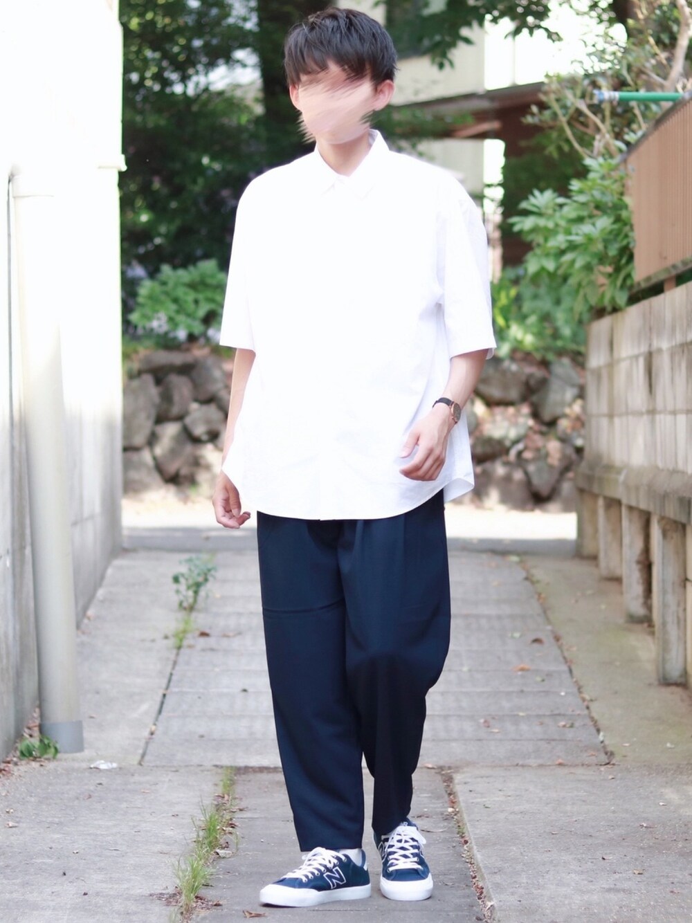 ホワイト系のシャツ/ブラウス、ブルー系のスラックス、ブルー系のスニーカーを着用したメンズの夏コーディネートの1枚目の写真