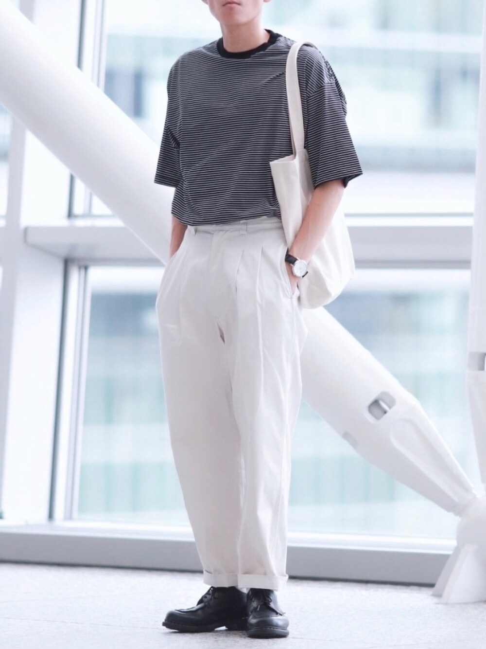 「夏コーデ、夏だ！Tシャツ着よう！、ボーダー、ボーダートップス、Tシャツ、タックイン、ホワイトパンツ、白パンツ、革靴、トートバッグ」｜「Steven Alanの＜Steven Alan＞ SIRO BORDER RNGER SHORT SLEEVE TEE-BOX/Tシャツ（Tシャツ/カットソー、ブラック系）」を使った、howellさん（メンズ・175cm）の夏コーディネートの1枚目の写真