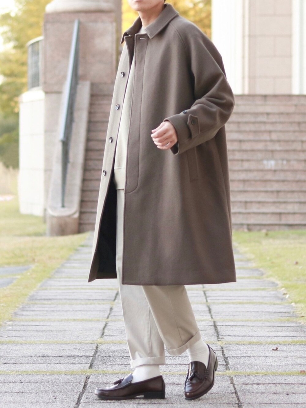 「秋冬コーデ、きれいめカジュアル、ロングコート、ワントーンコーデ、くすみカラー、ベージュ、グレージュ、スウェット、チノパン、ローファー」｜「FORK&SPOONのFORK&SPOON　バルマカンコート（ステンカラーコート、ベージュ系）」を使った、howellさん（メンズ・175cm）の秋コーディネートの1枚目の写真