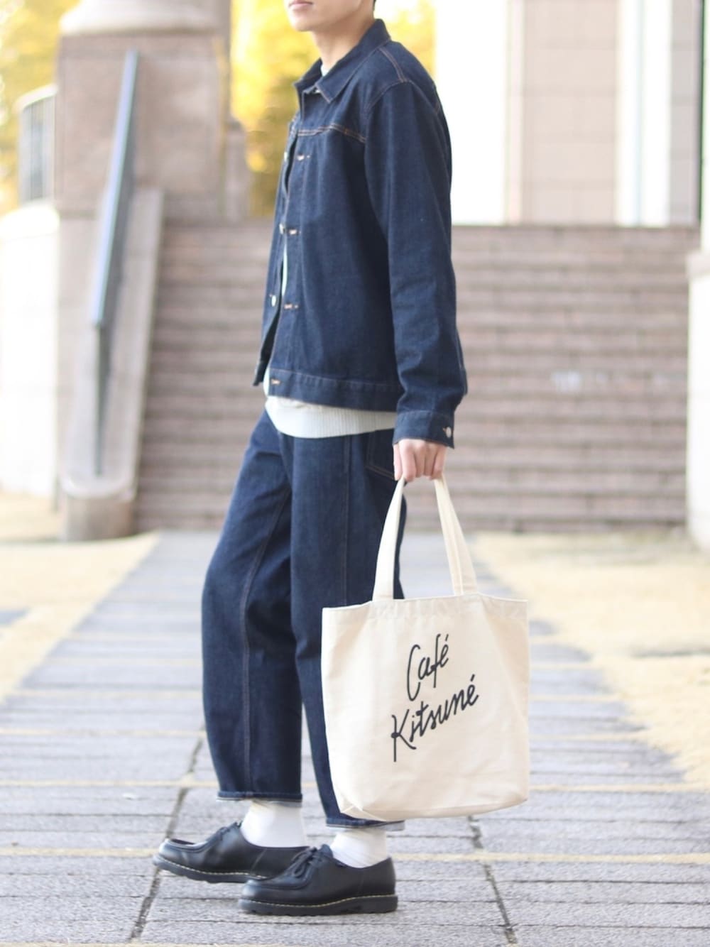 「きれいめカジュアル、デニムオンデニム、デニムジャケット、デニム、デニムパンツ、セットアップ、春コーデ、トートバッグ、ホワイト」｜「無印良品のアイテム（デニムジャケット、ブルー系）」を使った、howellさん（メンズ・175cm）の春コーディネートの1枚目の写真