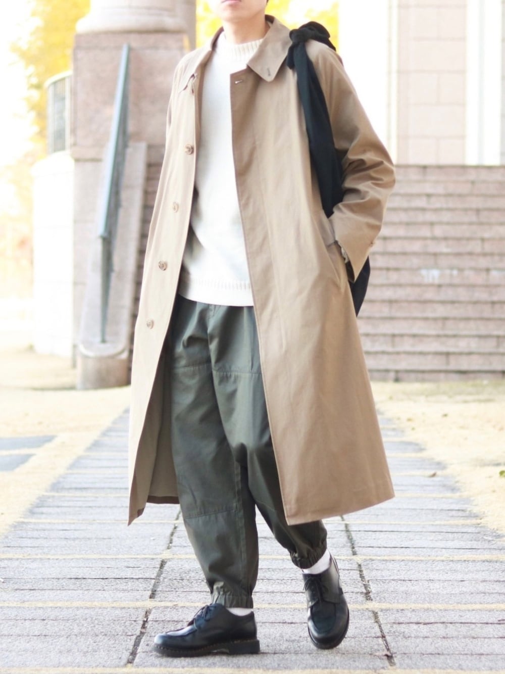 「春コーデ、春アウター、きれいめカジュアル、ロングコート、ステンカラーコート、ベージュ、白ニット、カーキパンツ、UNIQLO、ショルダーバッグ」｜「LENOのLENO BAL COLLAR COAT ベージュ サイズ2（ステンカラーコート、ベージュ系）」を使った、howellさん（メンズ・175cm）の春コーディネートの1枚目の写真