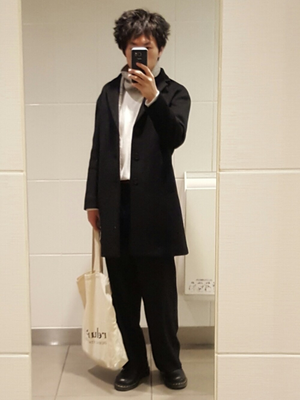 ブラック系のドレスシューズ、ブラック系のその他パンツ、ホワイト系のTシャツ/カットソーを着用したメンズの冬コーディネートの1枚目の写真