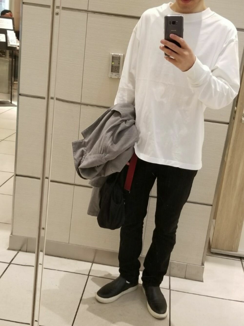 「SEVENDAYS＝SUNDAY、SUPERTHANKS、ikka、journal standard、Dedes、無印良品、ロンT」｜「JOURNAL STANDARDのCLTLong pajama シャツコート#（ステンカラーコート、グレー系）」を使った、はなまるさん（メンズ・172cm）の春コーディネートの1枚目の写真