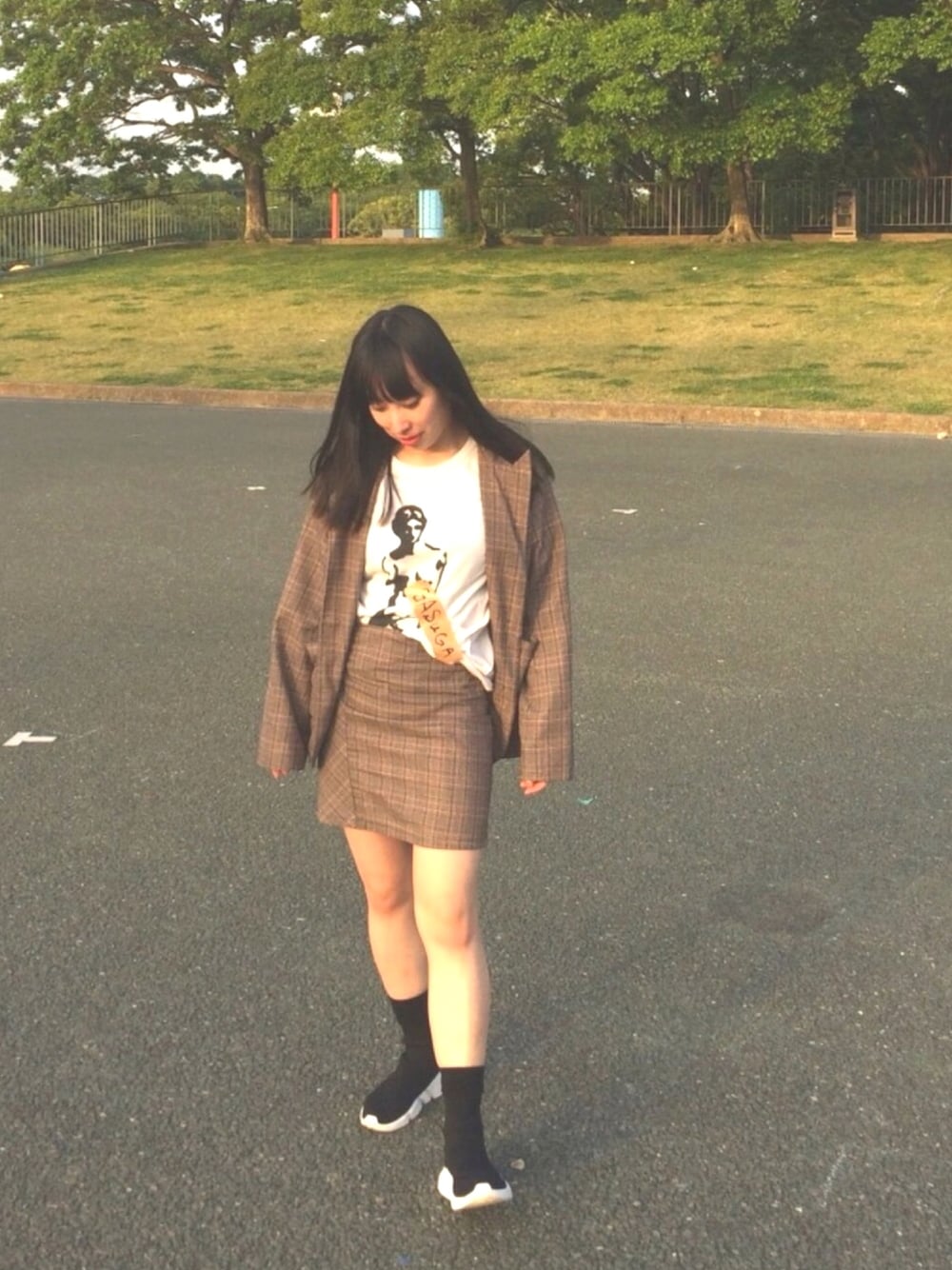 「ファセッタズム、タックイン、セットアップ、チェック、白Tシャツ、低身長、モード、バレンシアガ、休日スタイル」｜「BALENCIAGAのスピード（スニーカー、ブラック系）」を使った、あまつさえさん（レディース・153cm）の夏コーディネートの1枚目の写真