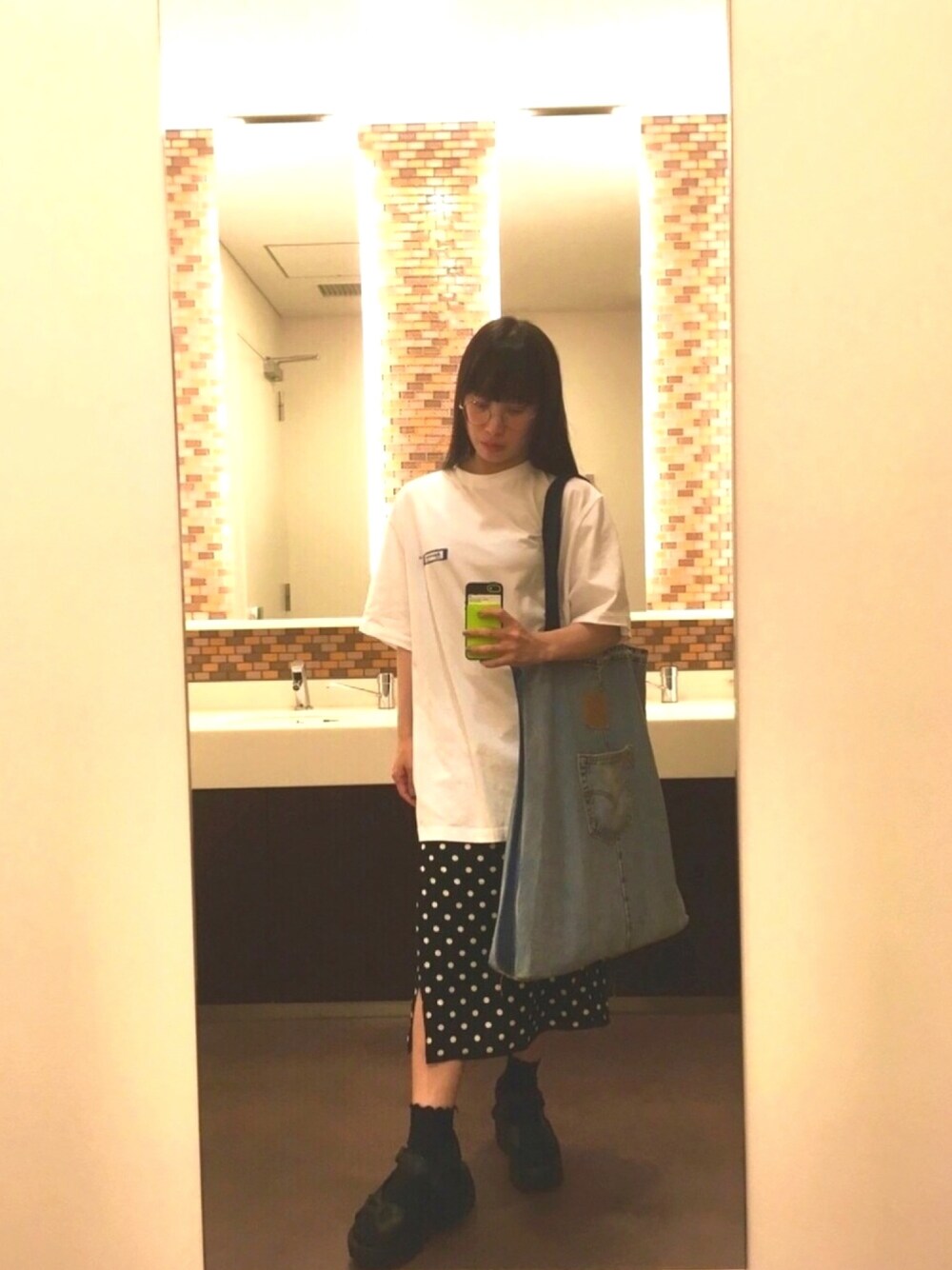 「トートバッグ、ドット、白Tシャツ、韓国ファッション、ADER error、モード、低身長、厚底サンダル、古着、ビッグシルエット」｜「古着のアイテム（トートバッグ、ブルー系）」を使った、あまつさえさん（レディース・153cm）の夏コーディネートの1枚目の写真