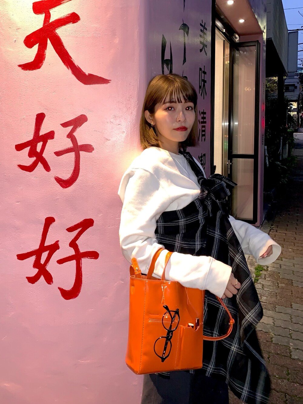 「やっぱりストリートが好き、チェックシャツ、トレーナー、オレンジ、バッグ、カジュアル、メンズライク、ストリート」｜「ACCOMMODEのミニマルパテントバッグ（ショルダーバッグ、オレンジ系）」を使った、Erika Yamamotoさん（レディース・160cm）の秋コーディネートの1枚目の写真