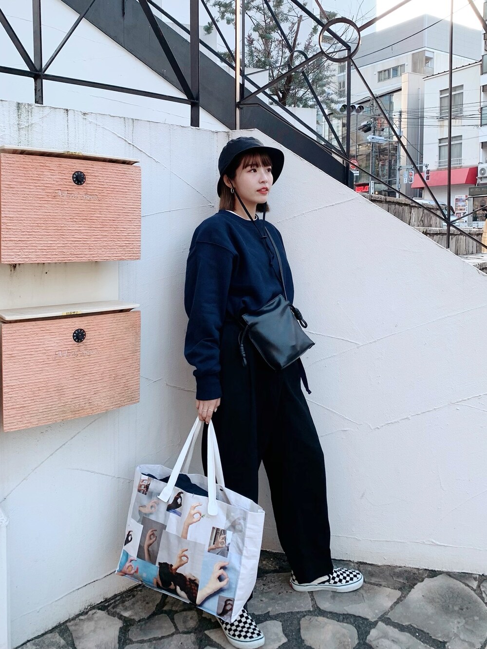 「メンズライク、ストリート、スニーカー、スリッポン、休日スタイル、ゆるコーデ、シンプルコーデ、帽子」｜「BEAUTY&YOUTH UNITED ARROWSのアイテム（帽子、ブラック系）」を使った、Erika Yamamotoさん（レディース・160cm）の秋コーディネートの1枚目の写真
