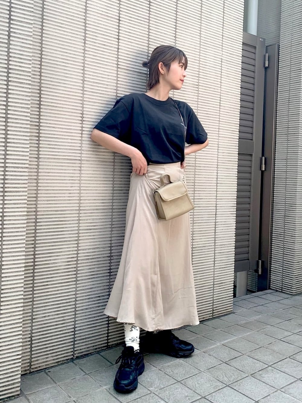「シンプル、ロングスカート、ラクチンコーデ、Tシャツ、スニーカー、カジュアル、フレアスカート、サテン、ゆるコーデ、ショルダーバッグ」｜「MERLOTのサテンマーメイドスカート3290（スカート、ベージュ系）」を使った、Erika Yamamotoさん（レディース・160cm）の春コーディネートの1枚目の写真