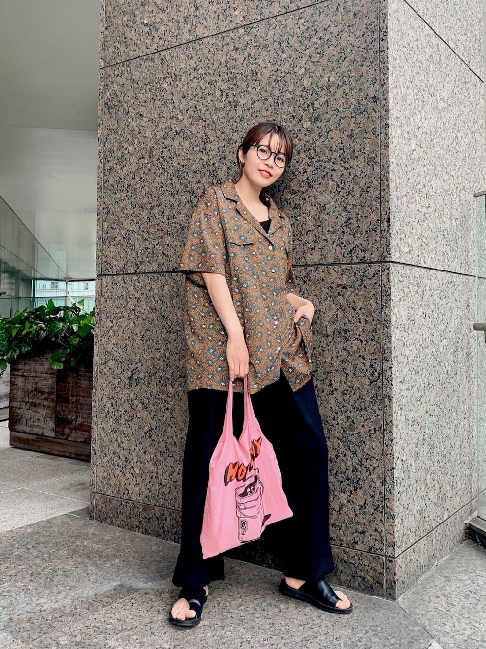 「柄シャツ、シャツ、夏コーデ、ゆるコーデ、サンダル、開襟シャツ、トートバッグ、リラックススタイル、シャツ好き集まれ」｜「ROSE BUDのアイテム（シャツ/ブラウス、ブラウン系）」を使った、Erika Yamamotoさん（レディース・160cm）の春コーディネートの1枚目の写真
