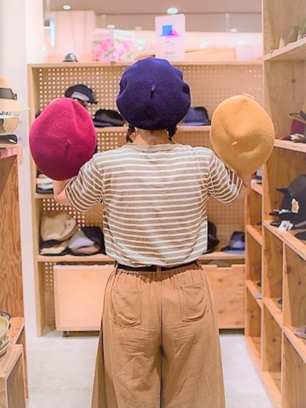 ホワイト系のTシャツ/カットソー、ブラウン系のその他パンツ、レッド系のハンチング/ベレー帽を着用したレディースの秋コーディネートの1枚目の写真